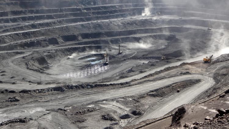 Como o controle de minerais de terras raras pela China ameaça os EUA