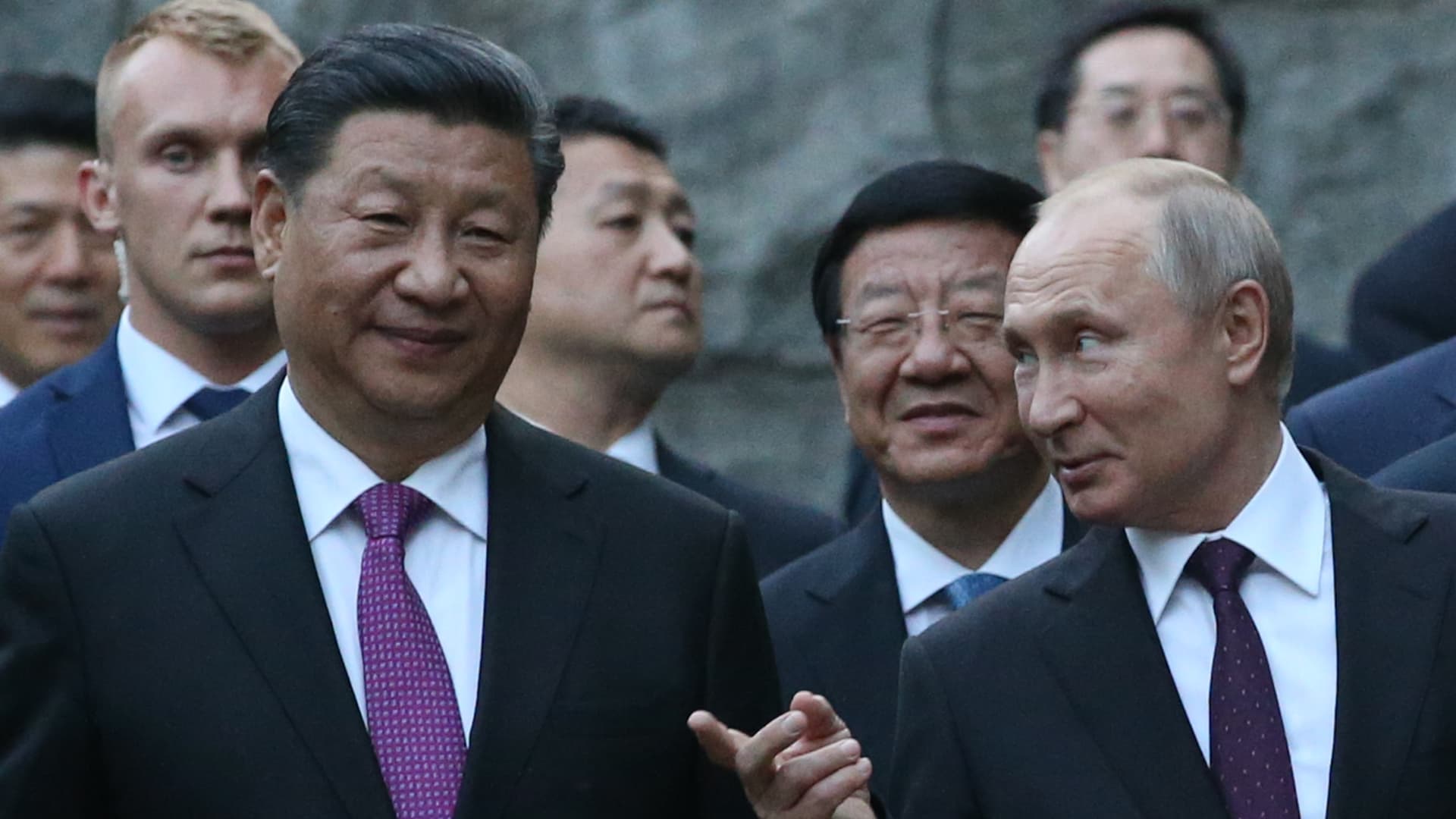 Russian President Vladimir Putin (R) talks to Chinese President Xi Jinping (C) while visiting the Moscow's Zoo in Moscow, Russia,, June,5, 2019. Chinese leader Xi Jinping is having a three-days state visit to Russia.