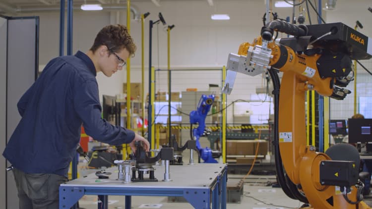 Large factory robots pose a danger to humans — here's how Veo Robotics is making them safer