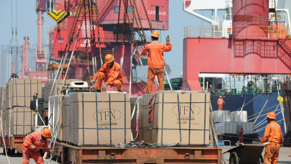 Trabajadores cargan mercancías para exportar en una grúa en un puerto de Lianyungang, provincia de Jiangsu, China, el 7 de junio de 2019.