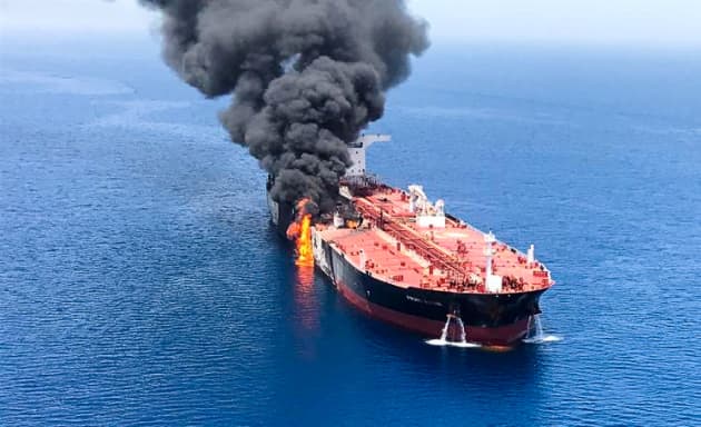 RT: Un petrolero se ve después de que fue atacado en el Golfo de Omán, el 13 de junio de 2019.