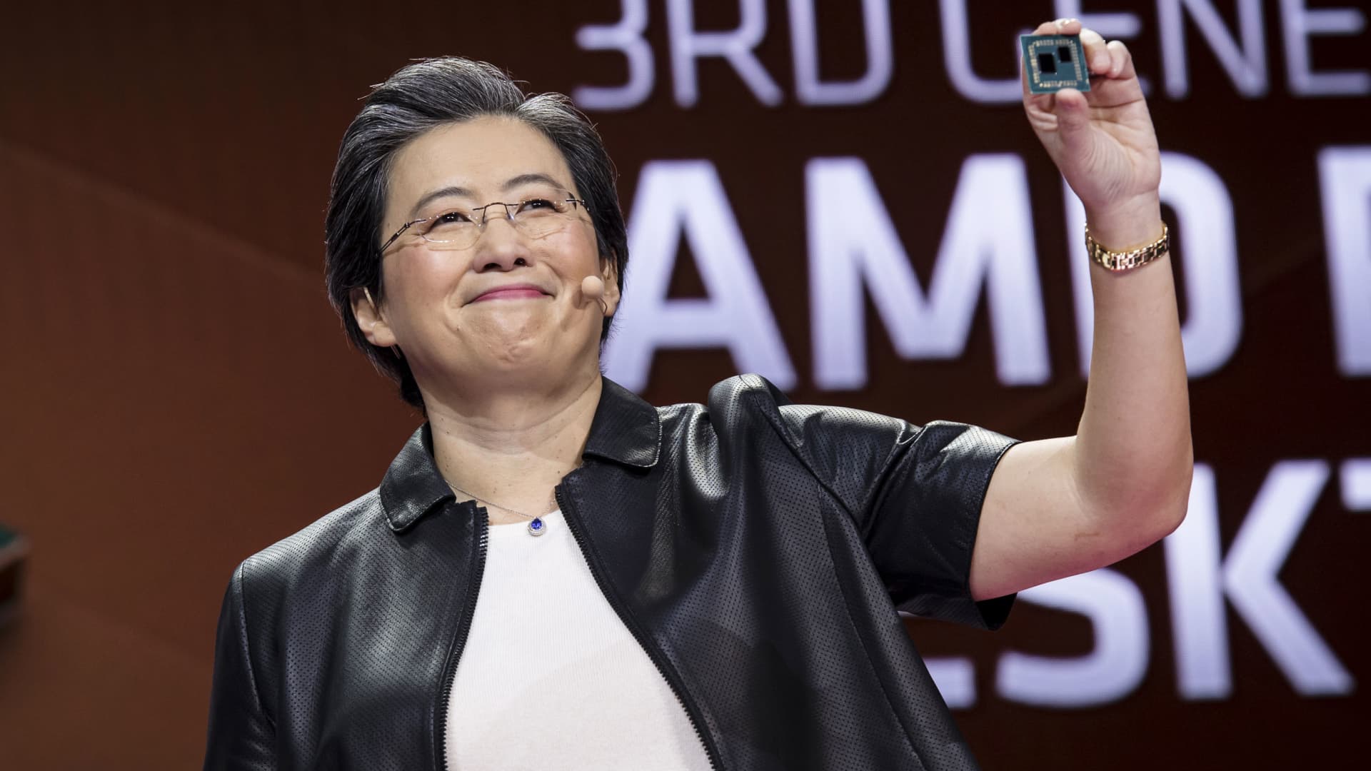AMD shares fall more than 13% on weak outlook, dragging other chipmakers down