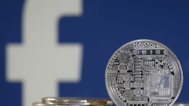 Powell: Facebook discussed new cryptocurrency, Libra, with Fed