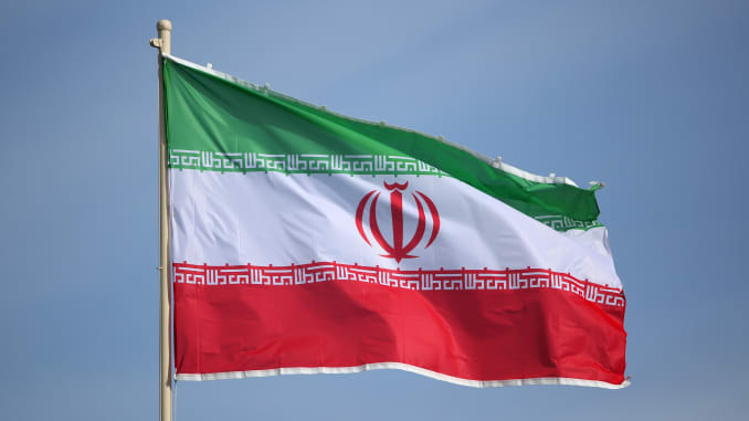 Vista general de una bandera de Irán el 12 de enero de 2019 en Abu Dhabi, Emiratos Árabes Unidos.