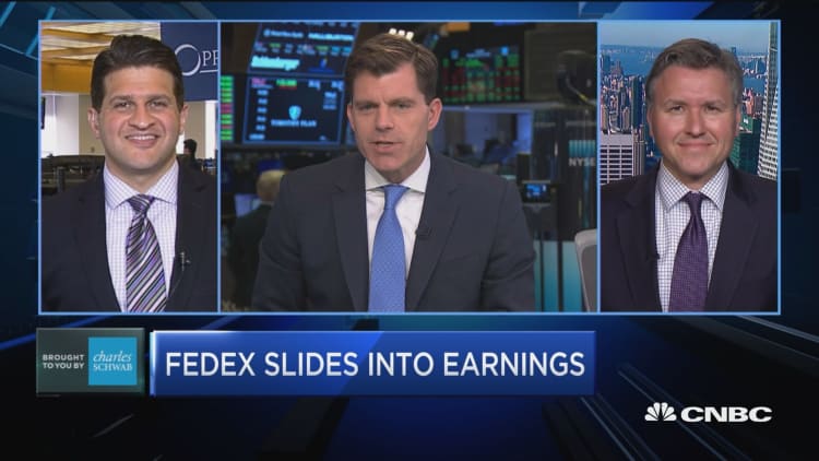 Here's how to invest in FedEx, according to pros