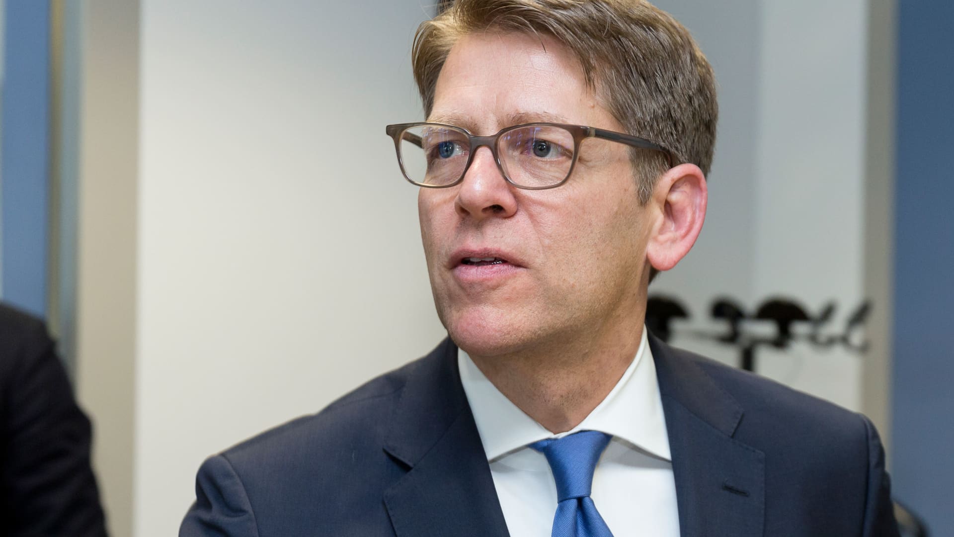 Amazon’s PR and policy chief Jay Carney leaves to join Airbnb