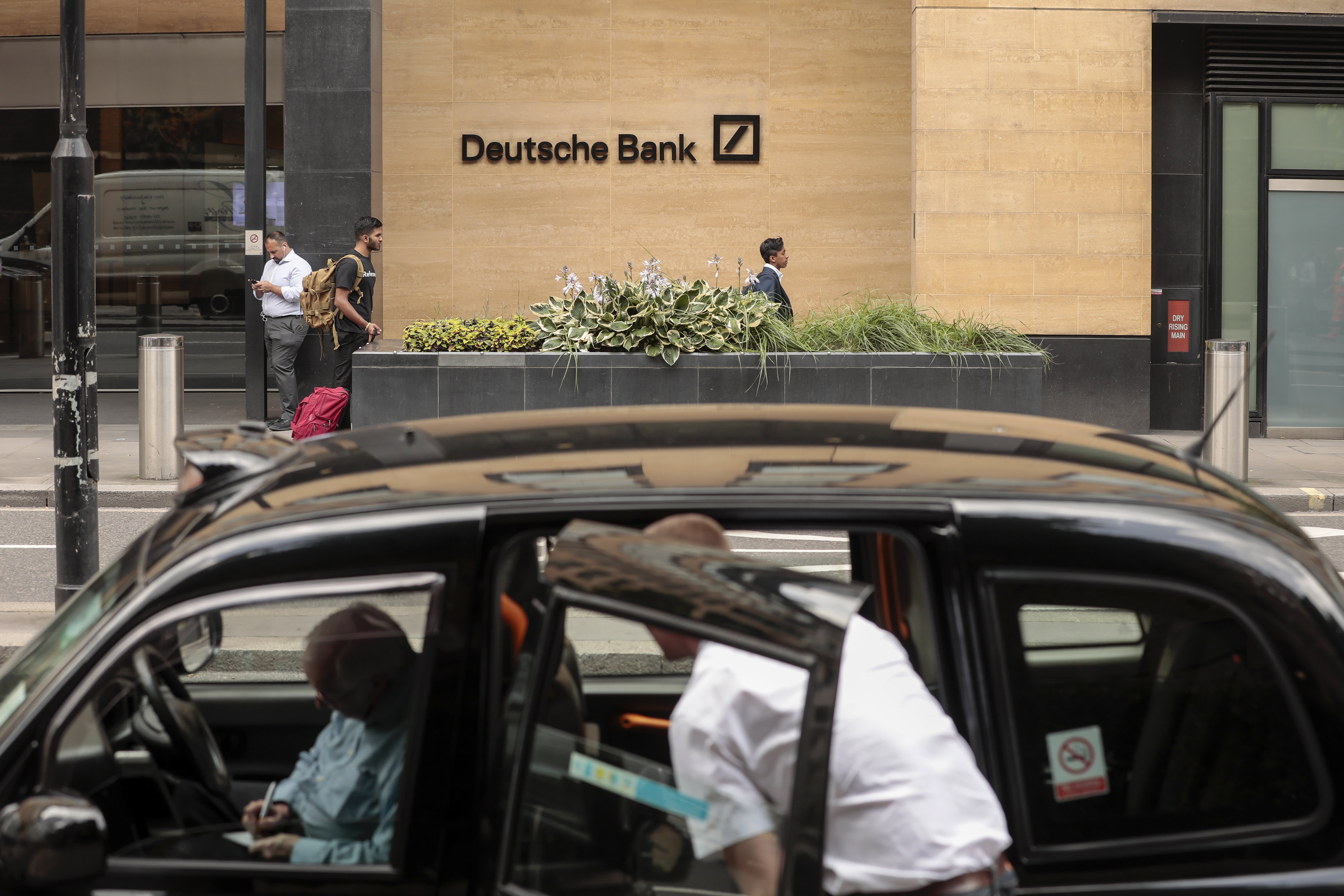 JPMorgan defends Deutsche Bank stock, thinks the market got it wrong