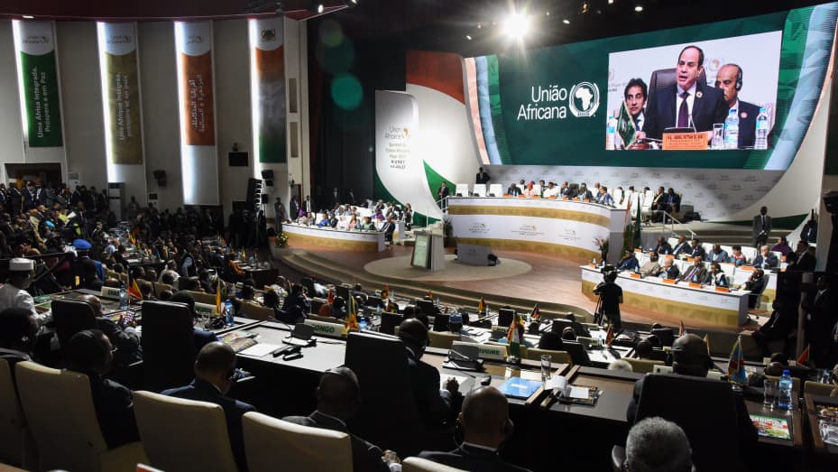 El presidente egipcio y presidente de la Unión Africana, Abdel Fattah al-Sisi, pronuncia un discurso durante la cumbre de la Unión Africana en Níger.