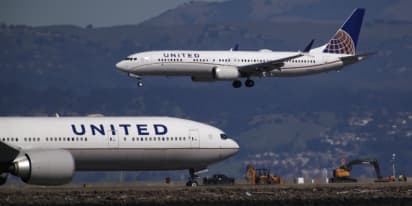 United Airlines jumps more than 10% on strong earnings forecast