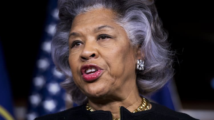 Rep. Joyce Beatty asks Powell if having health care coverage is good for the U.S. economy