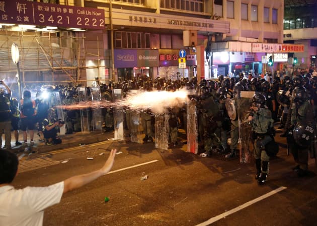 Policía antidisturbios de Hong Kong Tear Gas 190721 EC