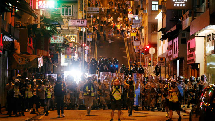 Hong Kong protests escalate as China confirms support for city's leader and police
