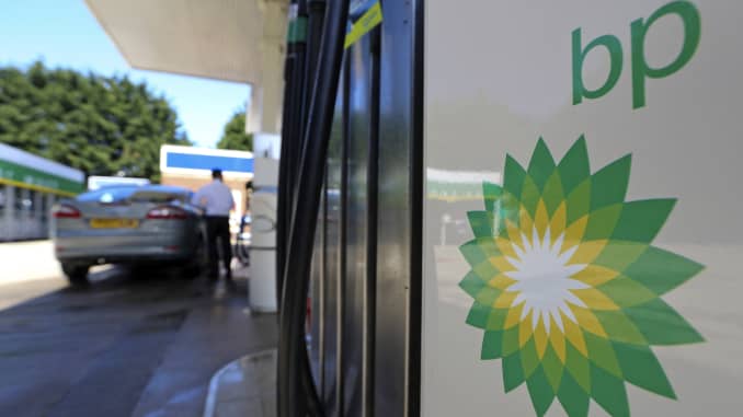 El logotipo de una compañía BP se muestra en una bomba de combustible en la parte delantera de una estación de servicio operada por BP Plc en Londres, Reino Unido.
