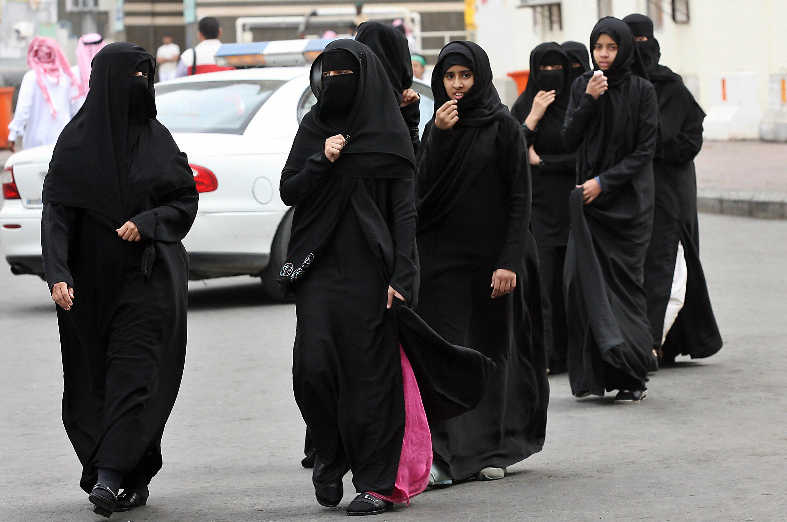 can a woman travel alone to saudi arabia