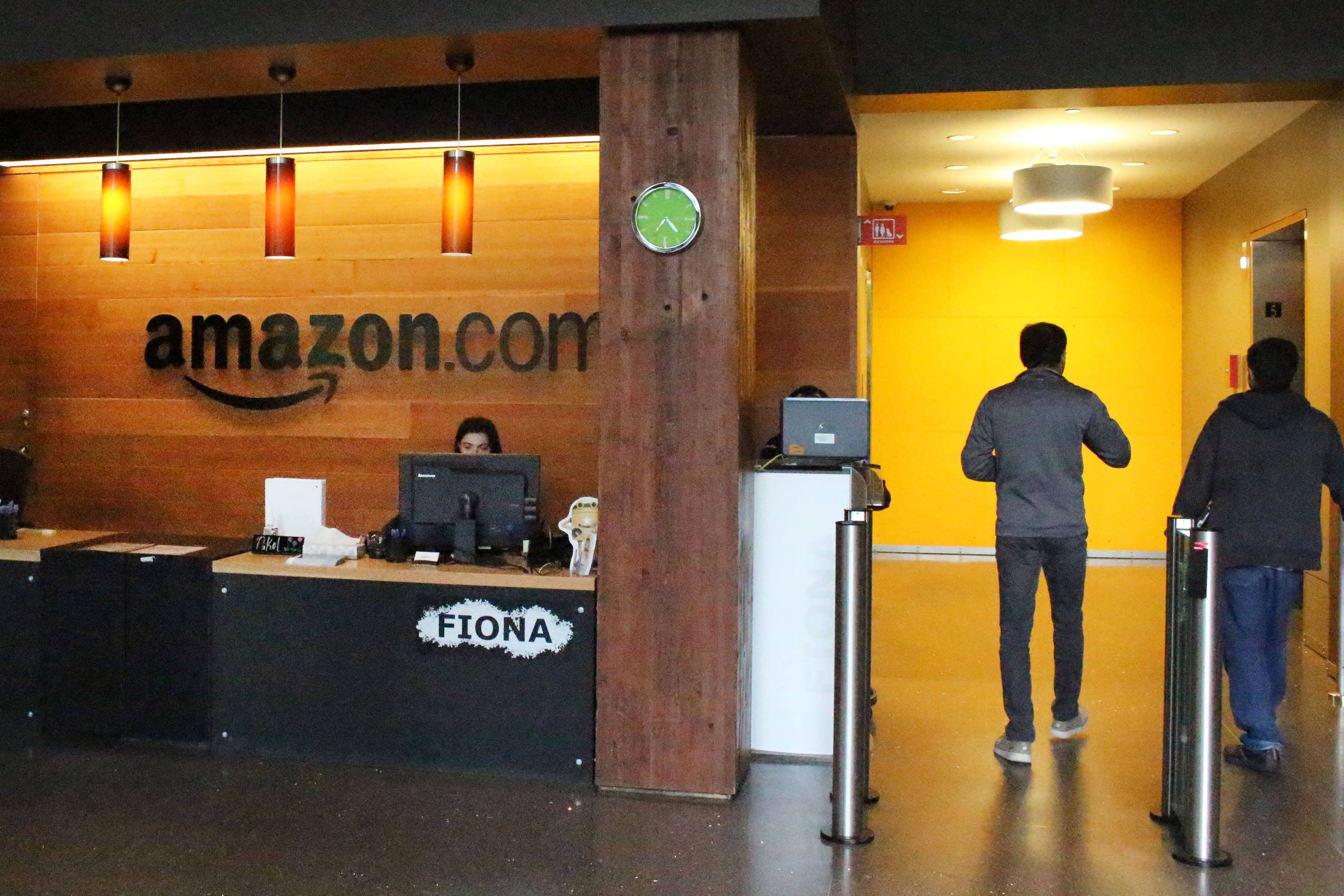Служителите на Amazon изразяват недоволството си от внезапното връщане към политиката на офиса