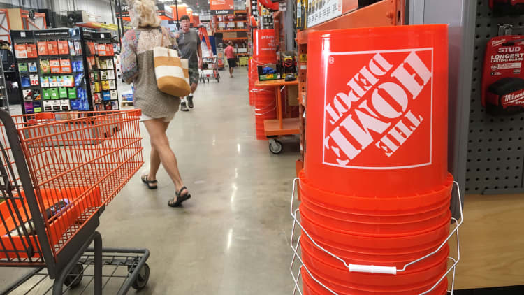 Home Depot reports sales grew by 25%, provides no guidance for 2021