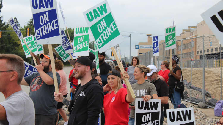 Biden, Warren join UAW picket line as strike against GM enters second week