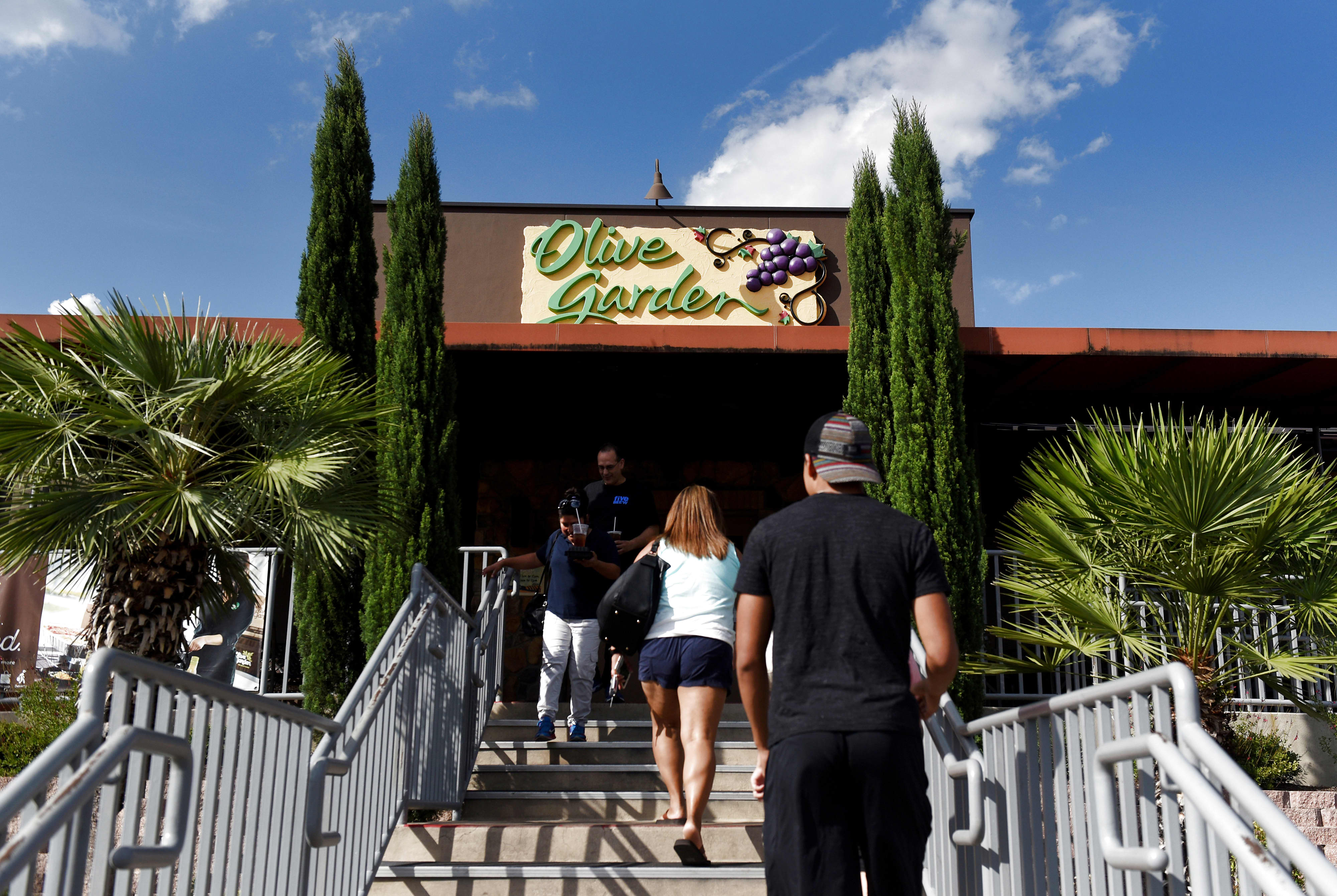 Stock Of Olive Garden S Parent Tumbles 3 After Revenue Miss