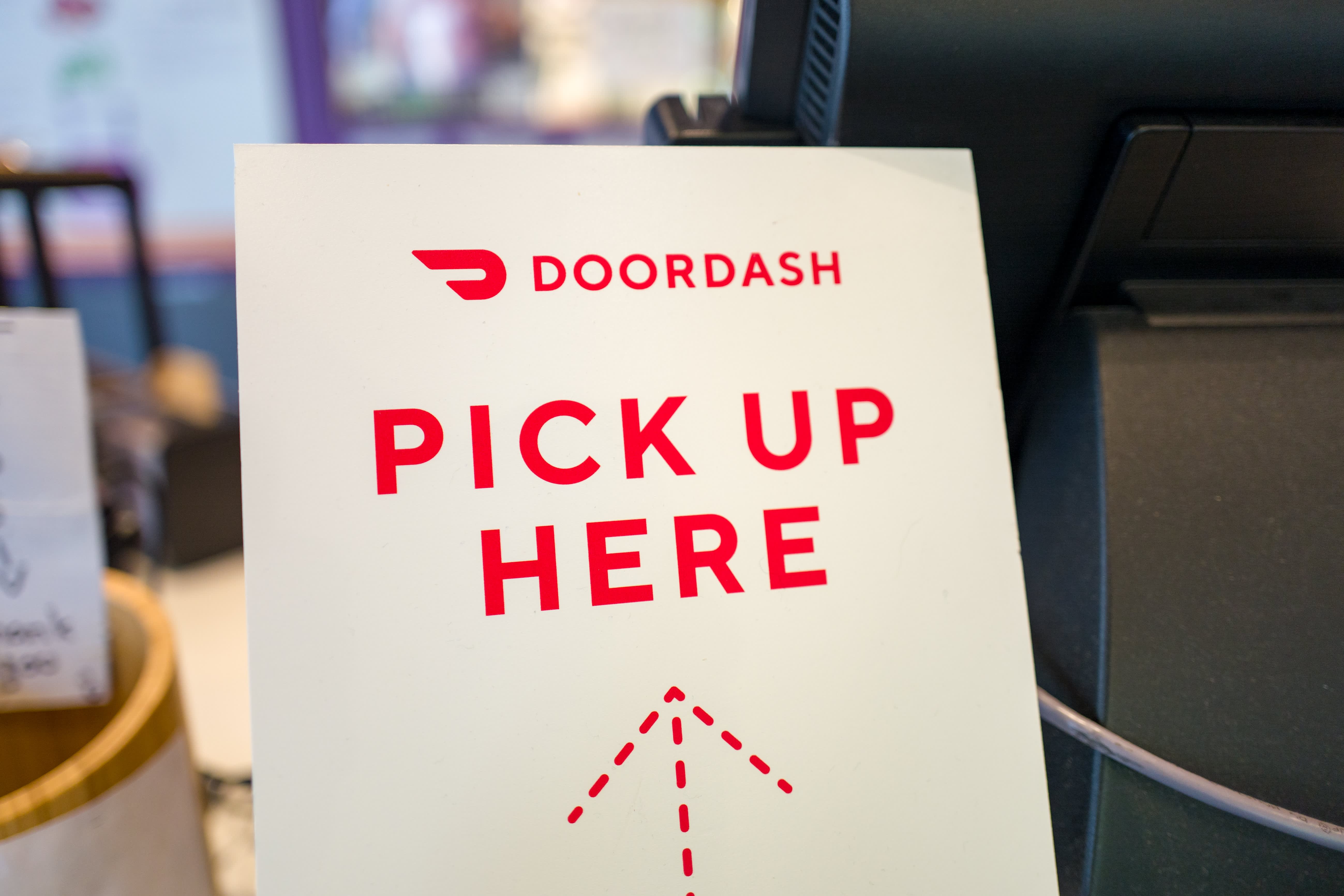 Cramer sees 'rabid money' for tech IPOs, but warns investors not to chase DoorDash debut blindly