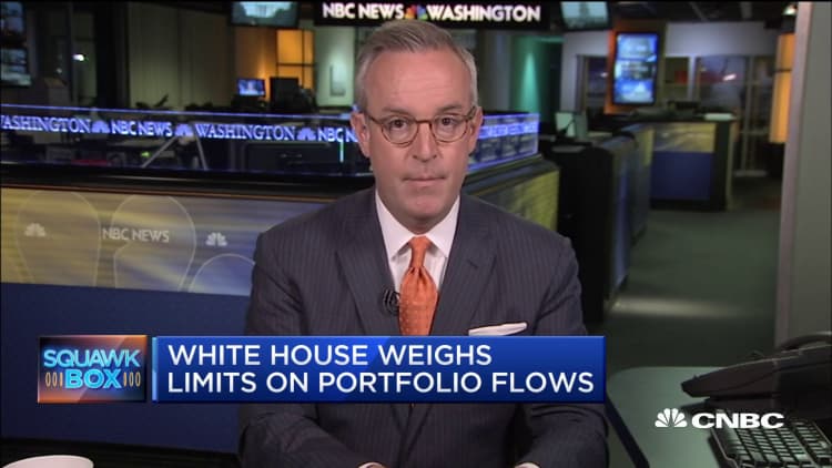 White House weighs limits on portfolio flows into China