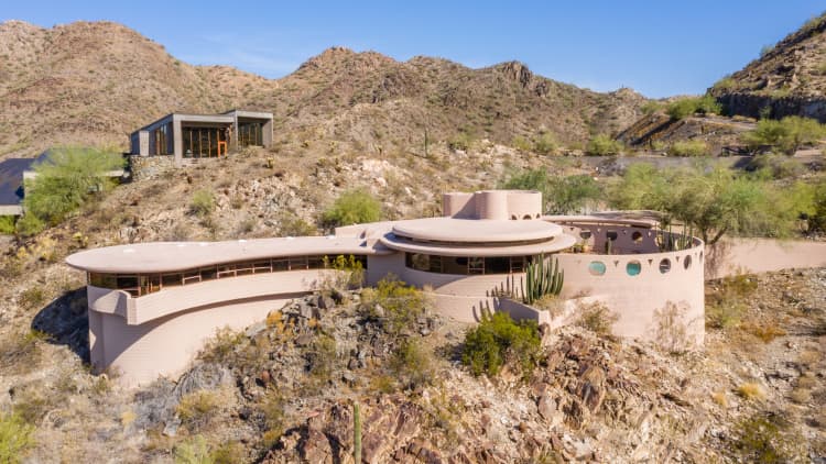 Take a look inside Frank Lloyd Wright's last home that's up for auction