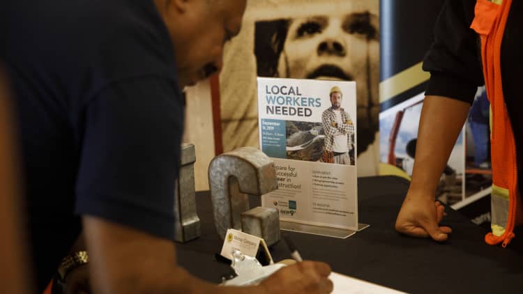 US weekly jobless claims total 219,000, vs. 215,000 expected