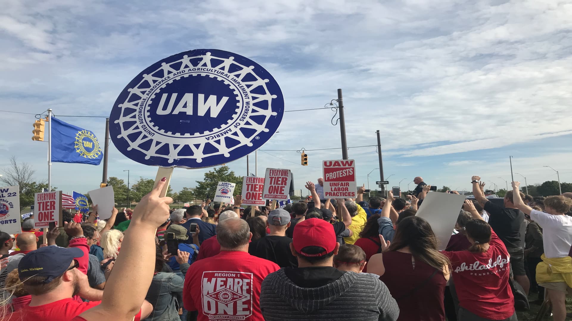 UAW workers overwhelmingly vote to authorize strikes at GM, Ford, Stellantis Auto Recent