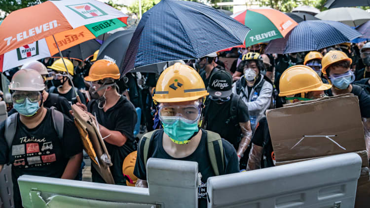 Hong Kong announces face mask ban amid protests
