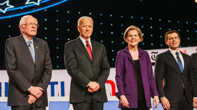 GP: Bernie Sanders, Joe Biden Elizabeth Warren Pete Buttigieg Los candidatos asisten al cuarto debate presidencial demócrata de 2020