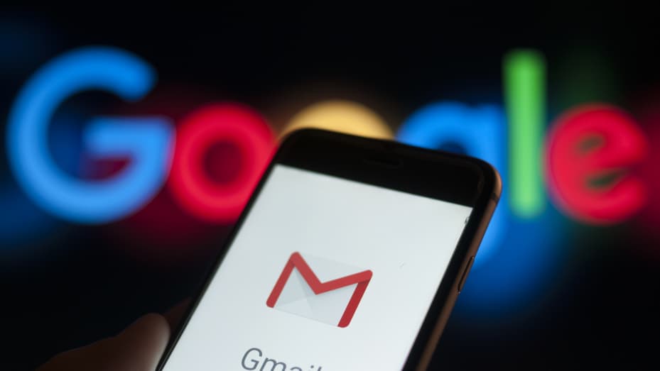 La aplicación de correo electrónico Gmail se ve en un dispositivo portátil en esta ilustración fotográfica del 6 de diciembre de 2017. (Foto de Jaap Arriens/NurPhoto vía Getty Images)