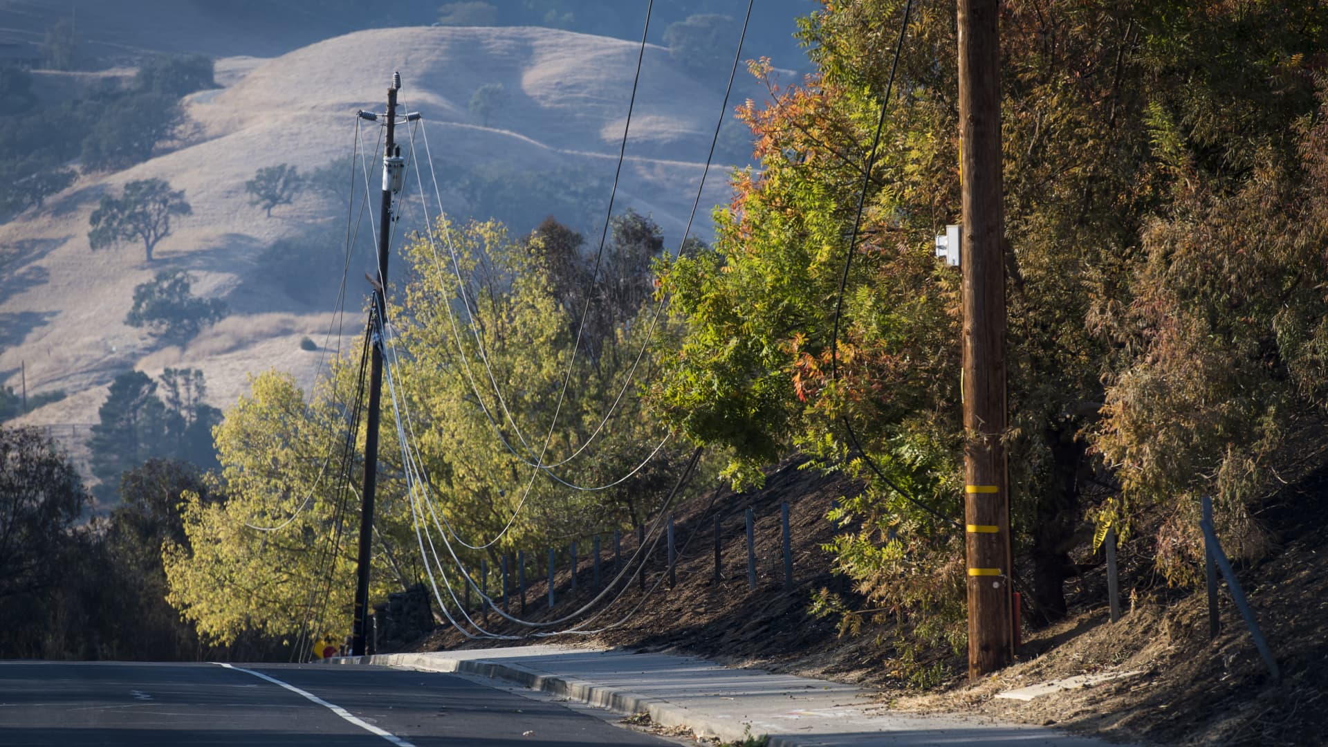 Fallen power lines touch the ground on Camino Diablo road in Lafayette, California, U.S., on Monday, Oct. 28, 2019.