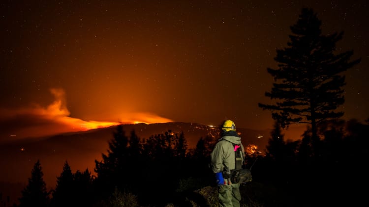 Strong winds worsen California wildfires
