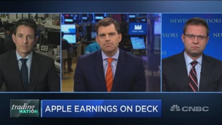 As Apple gears up for earnings, chart watcher sees warning signs
