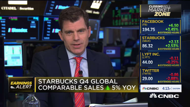 Starbucks beats revenue estimates, reports strong global comp sales