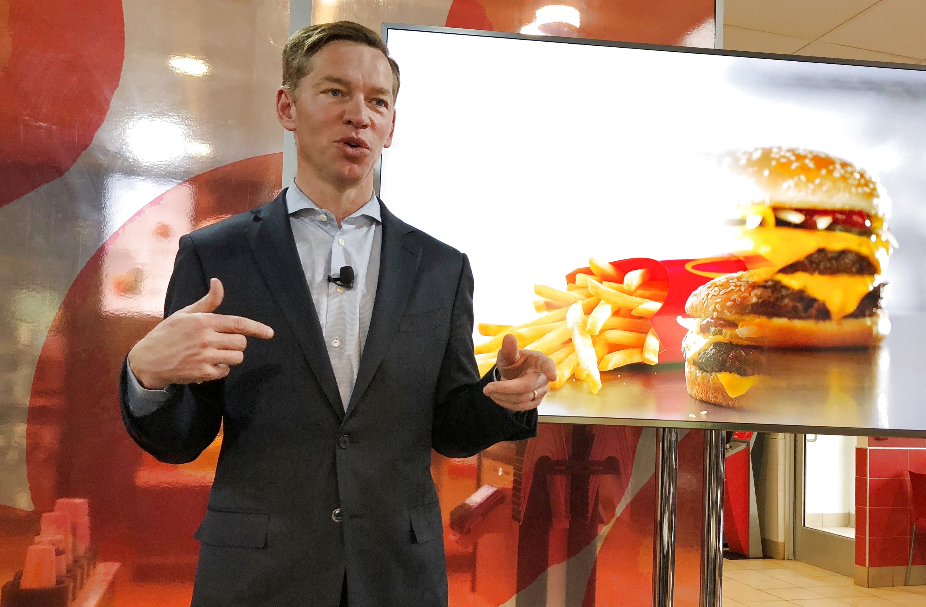 CEO는 맥도날드 고객이 가격 인상에 저항하고 있다고 말합니다.