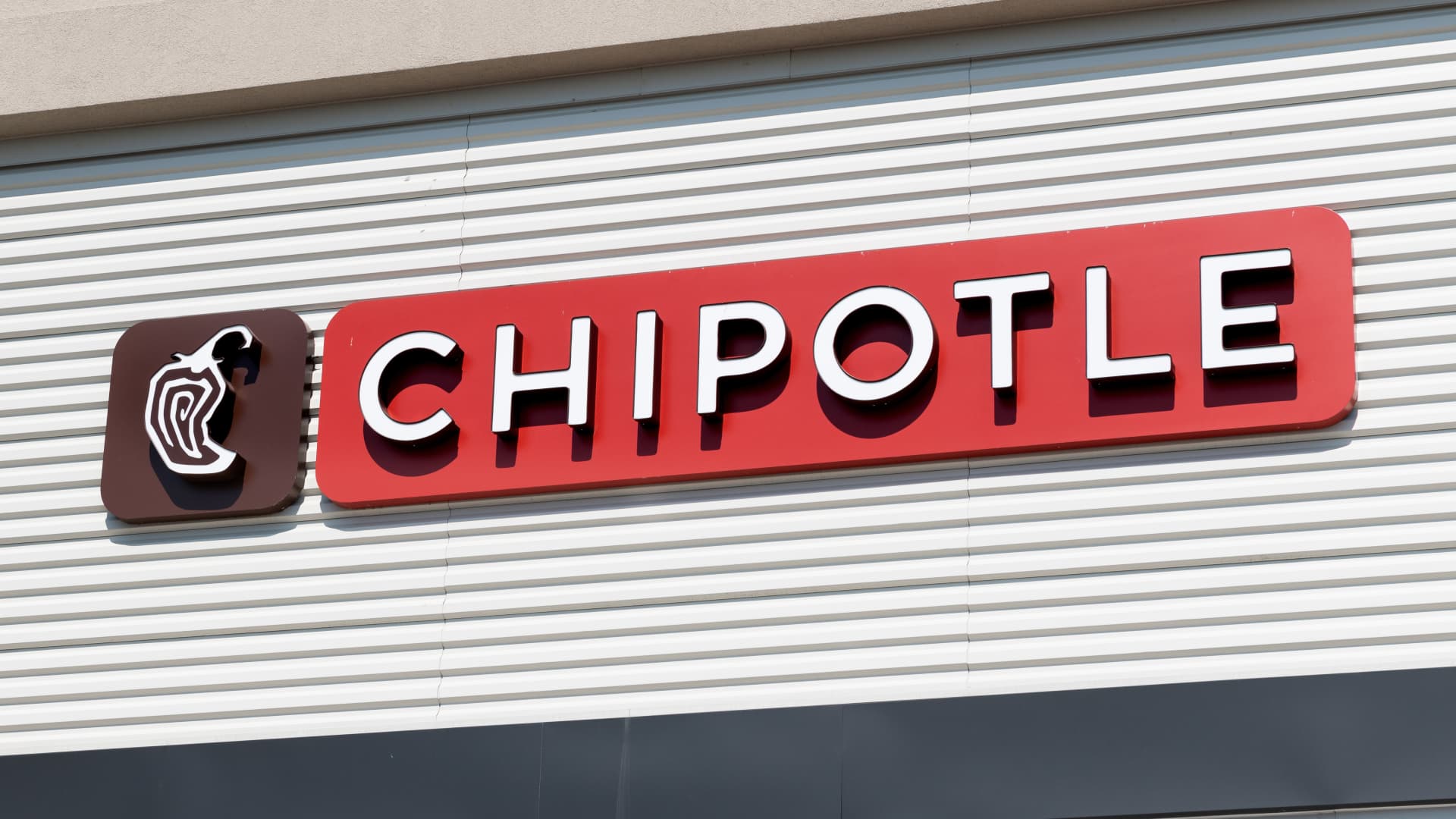 Chipotle to pay ex-employees 0,000 after closing Maine location that tried to unionize