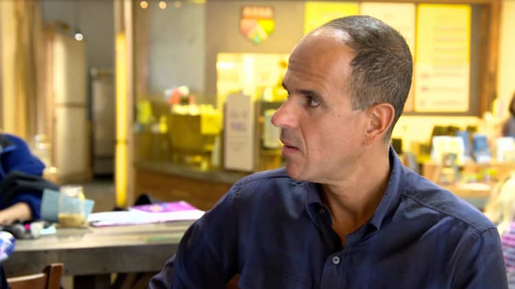 Coco Taps owner reviews their pending patent with Marcus Lemonis