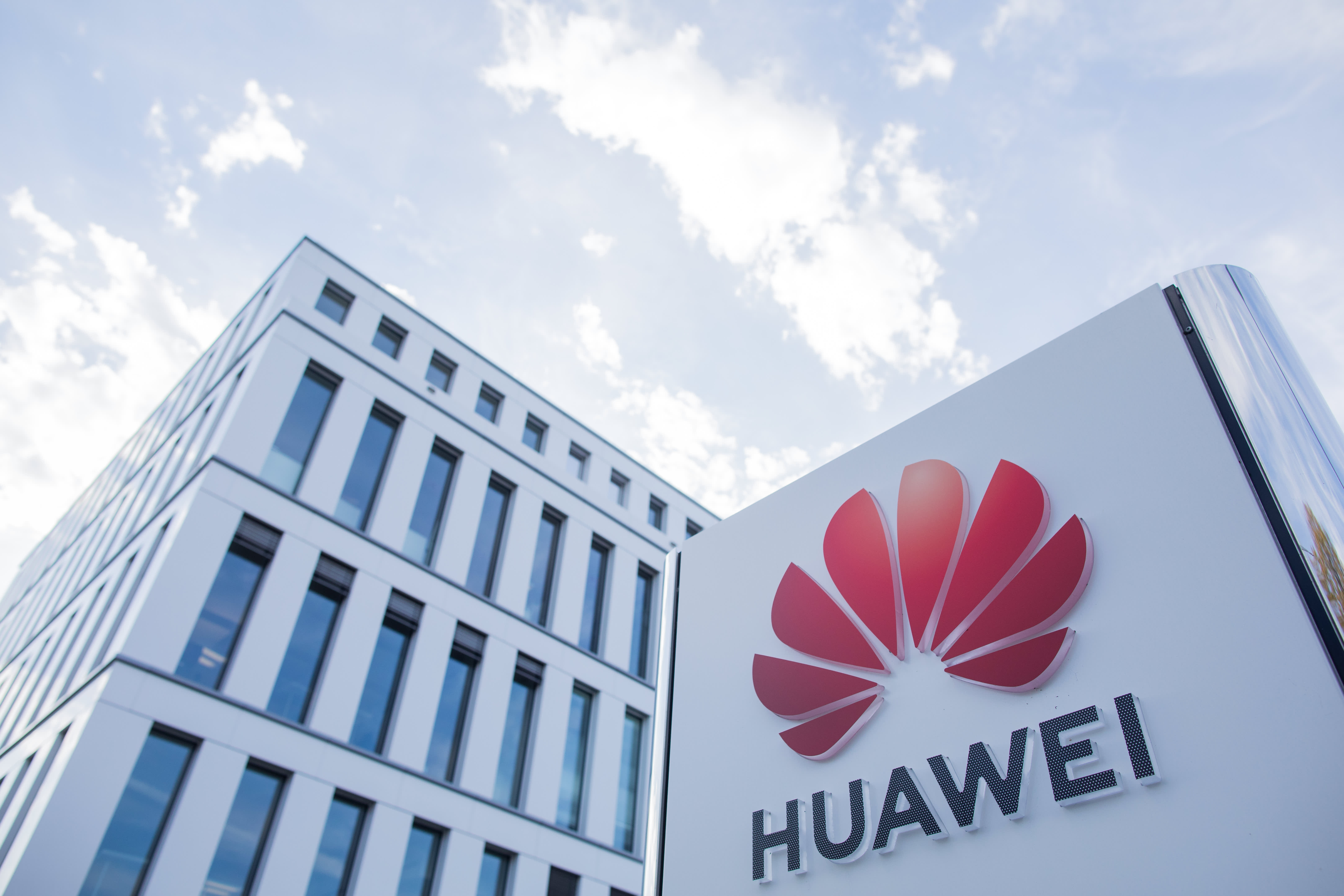 FCC votes to bar China's Huawei, ZTE from government subsidy program