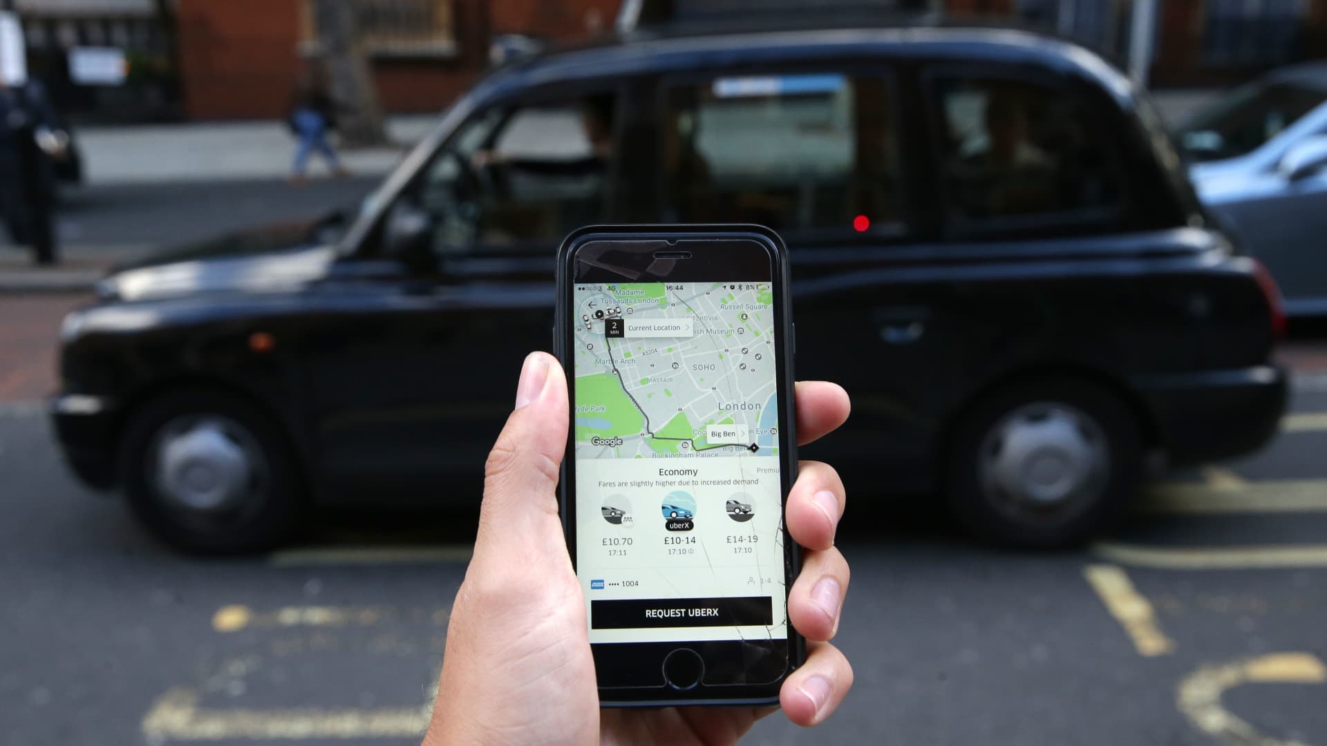Uber to offer service in London's famous black cabs