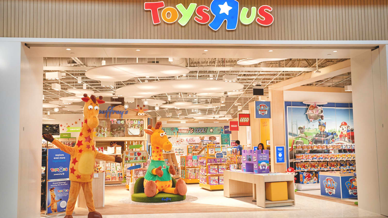 Toys R Us Is Back Here S A Look Inside Its First New Store