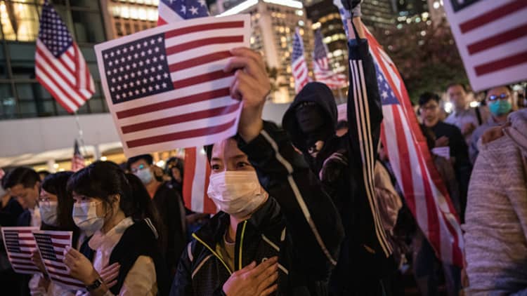 Hong Kong protesters praise US legislation amid violent clashes with riot police
