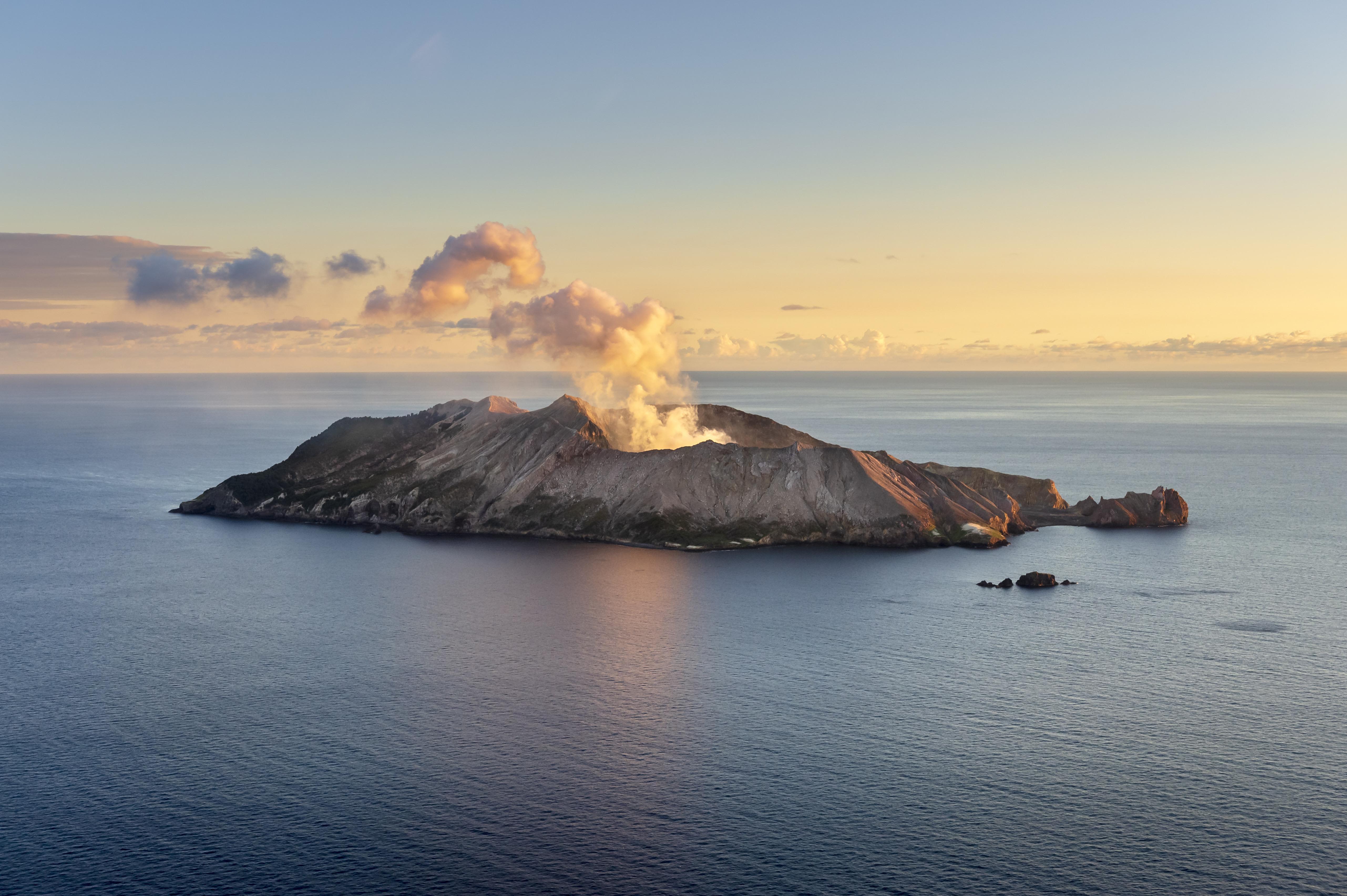 Volcano island. Вулкан Уайт-Айленд. Уайт Айленд новая Зеландия. Вулканический остров Уайт-Айленд. Вулкан Стромболи Сицилия.