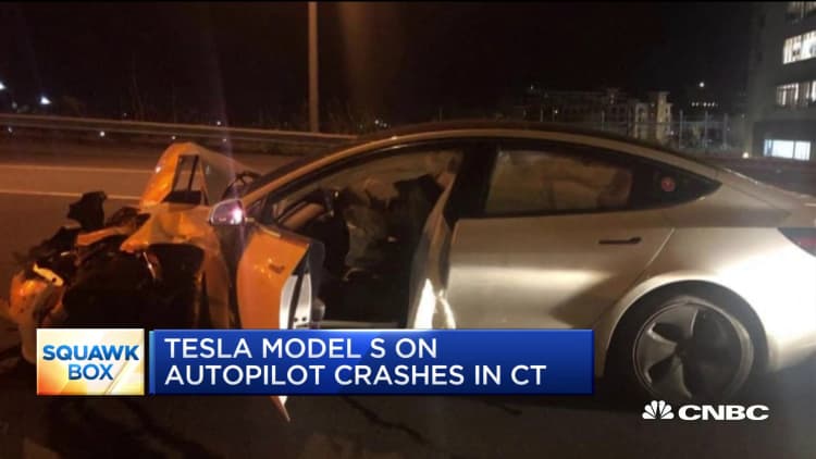 Tesla Model 3 on autopilot crashes into a police vehicle in Connecticut