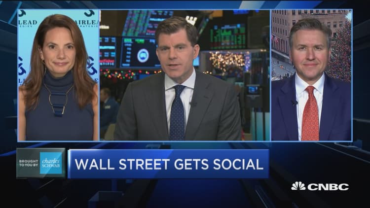 Why this investing pro says investors should pick Facebook over Twitter