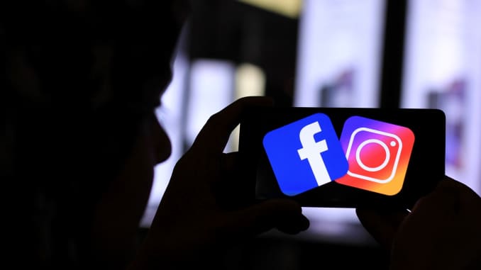 GP: Facebook Instagram logos on smartphone