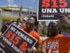 La gente se reúne para pedirle a la corporación McDonald's que aumente los salarios de los trabajadores a un salario mínimo de $ 15, así como para exigir el derecho a un sindicato el 23 de mayo de 2019 en Fort Lauderdale, Florida.