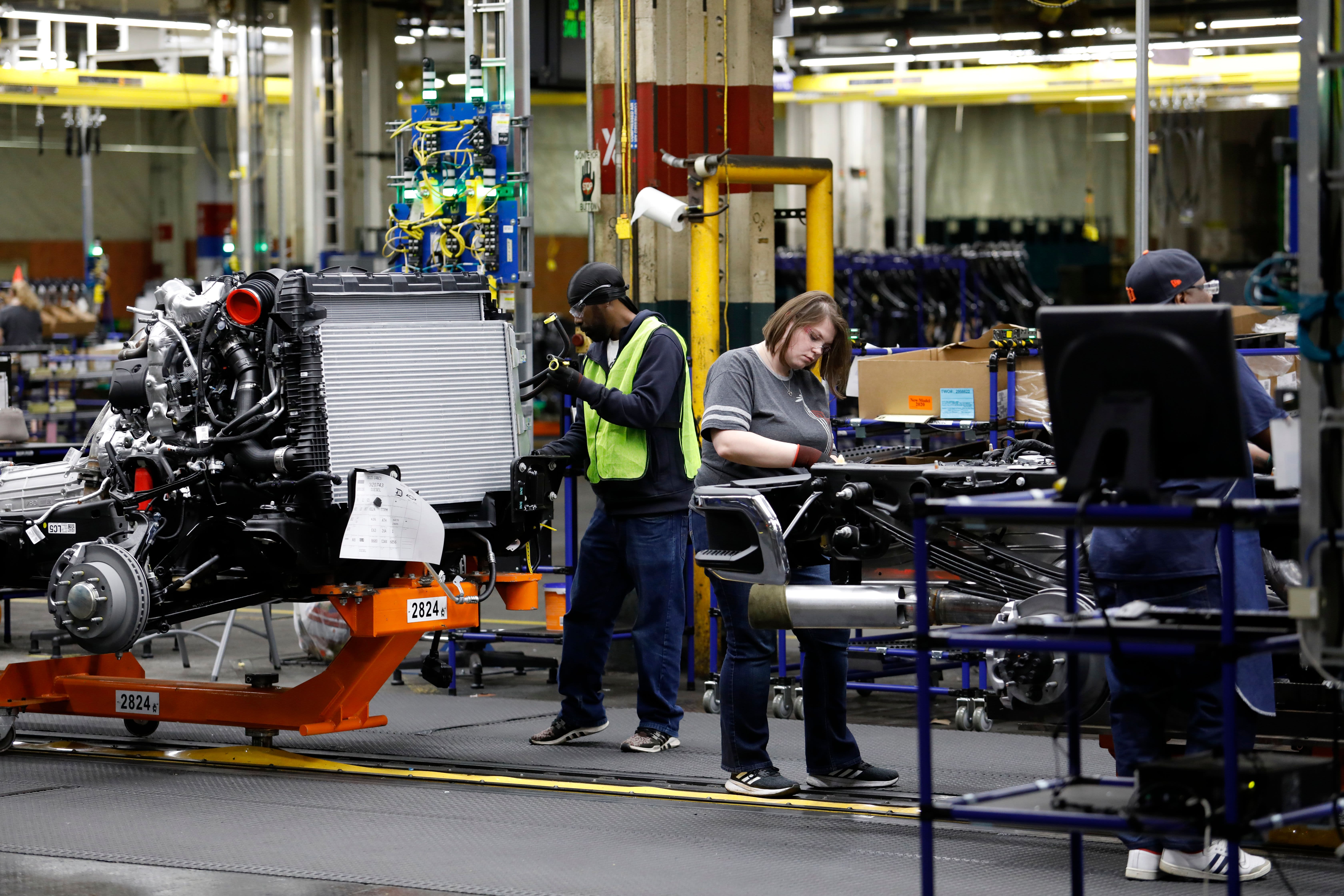 General Motors is investing $1 billion to produce new heavy-duty pickup trucks