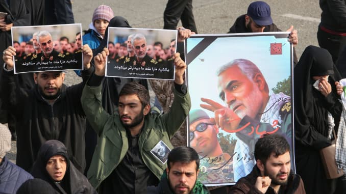 GP: Iranians hold posters of Iranian Revolutionary Guards Major General Qasem Soleimani IraIRAN-IRAQ-POLITICS-UNREST-US