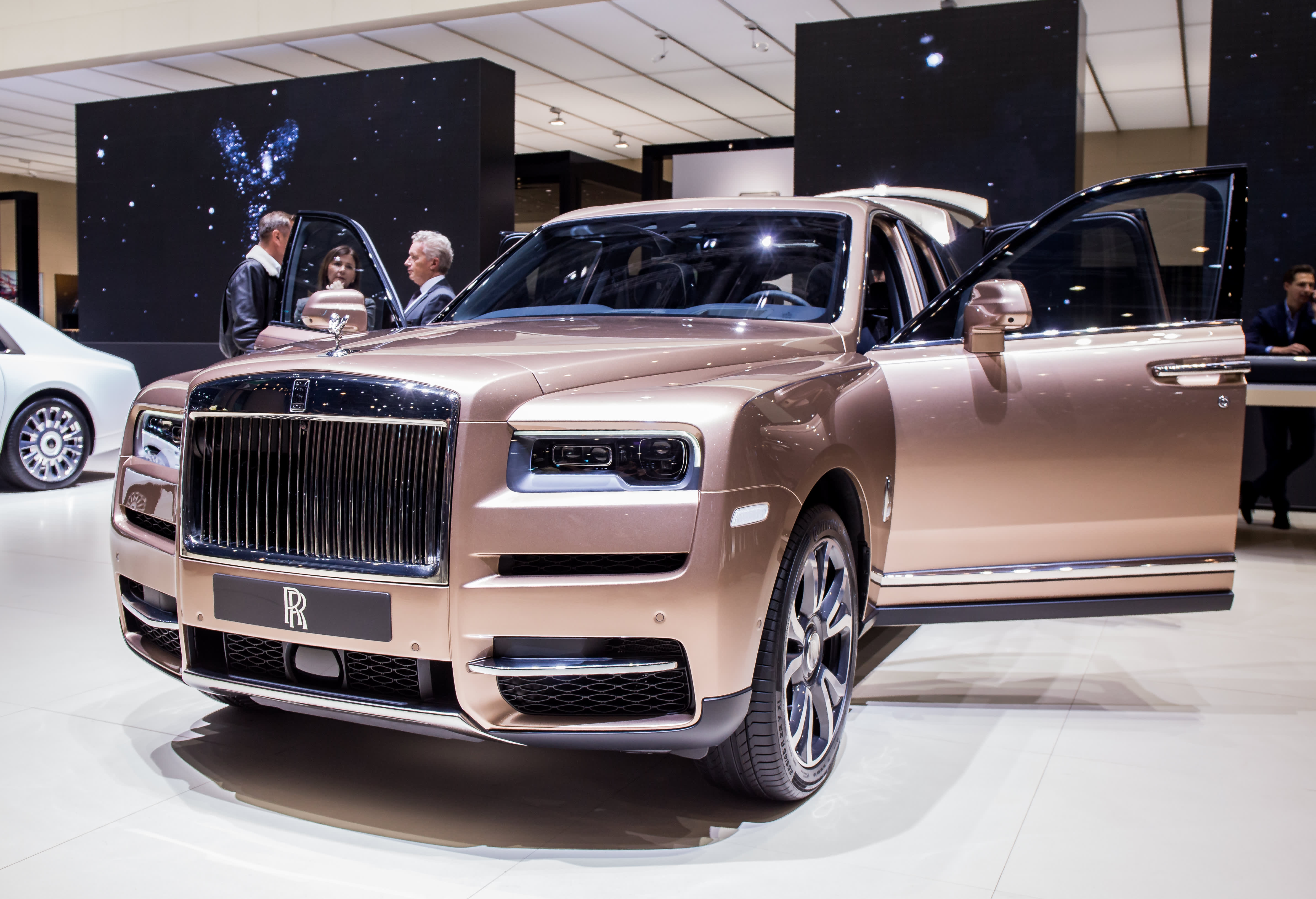 Rolls Royce S 400 000 Suv Helps Carmaker Set Sales Record In 2019