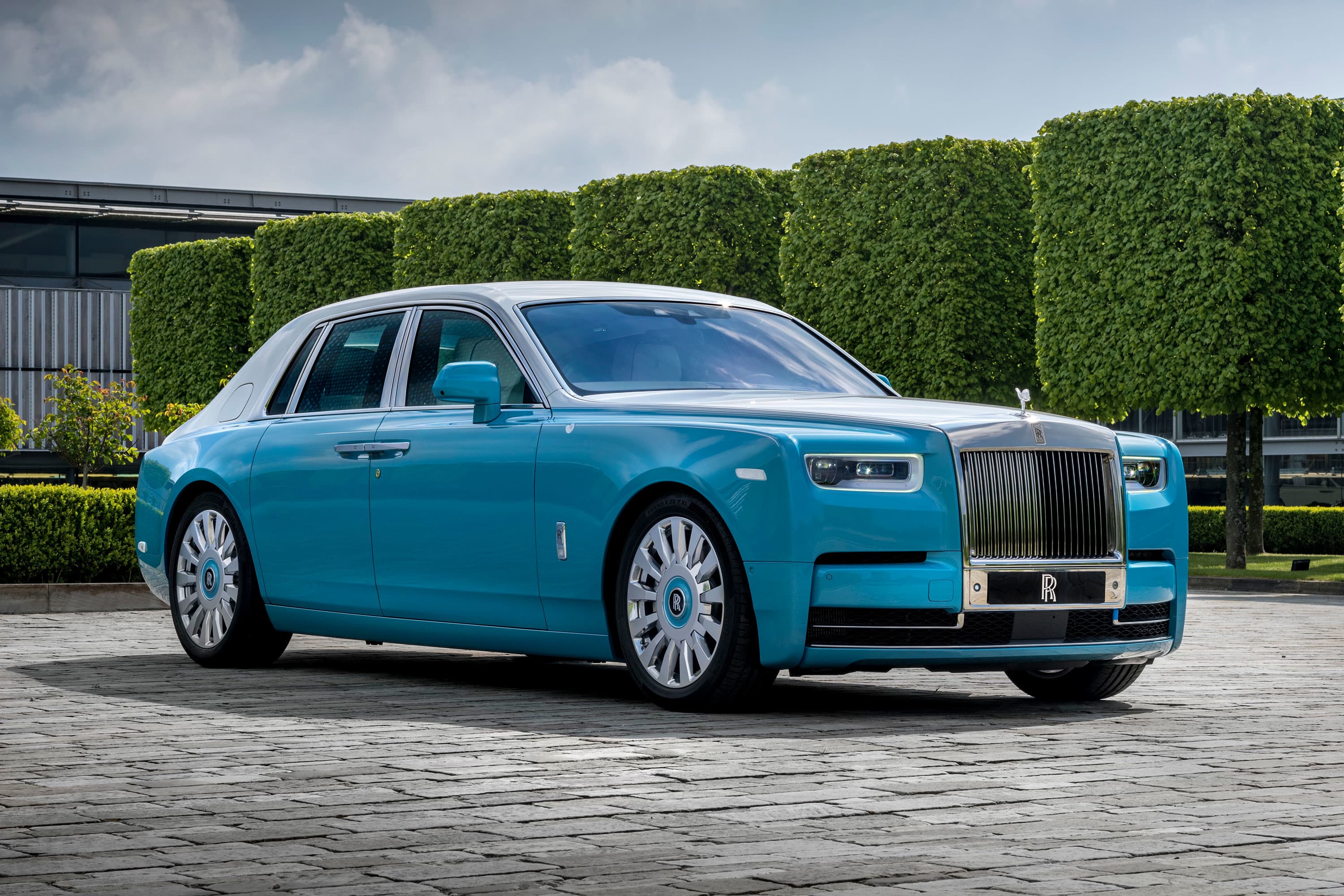 Rolls-Royce hits new gross sales report within the first quarter as the rich demand luxurious automobiles Auto Recent
